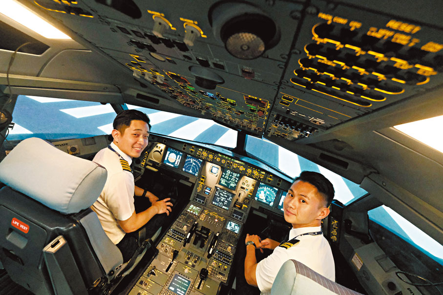 ◆學員會在這個飛行模擬器完成兩周的多機組成員協作課程，學習與其他機組人員合作駕駛民航機。香港文匯報記者涂穴 攝