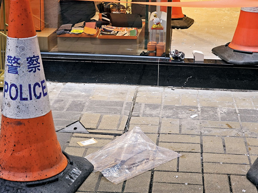 ◆匪徒在犯案現場遺下長鐵鎚及牛肉刀。