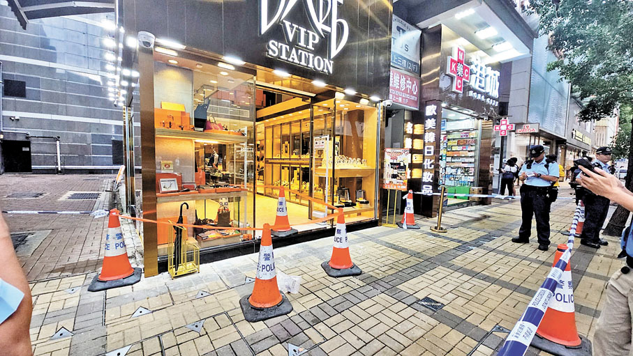 ◆案發後，警方封鎖遇劫錶行經調查，1.5小時後閃電破案拉人及起回370萬元贓物。