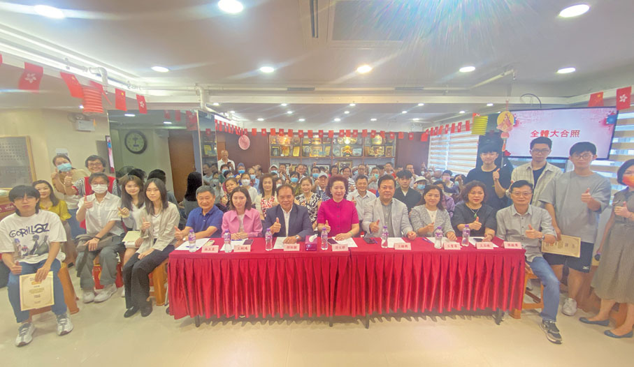 ◆ 香港文昌社團聯會（香港文昌同鄉會）舉行慶國慶暨敬老助學慶中秋活動賓主合影，承諾共同繼續為社會傳達正能量。