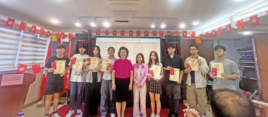 ◆ 會長符文靜（左五）親自頒發獎學金和證書給出席的學生，這是對他們學業努力的肯定和鼓勵。