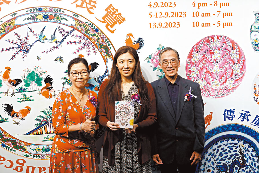 ◆粵東磁廠第三代負責人曹葉正嬌（左）、曹志雄（右）與粵東磁廠第四代負責人曹嘉彥。