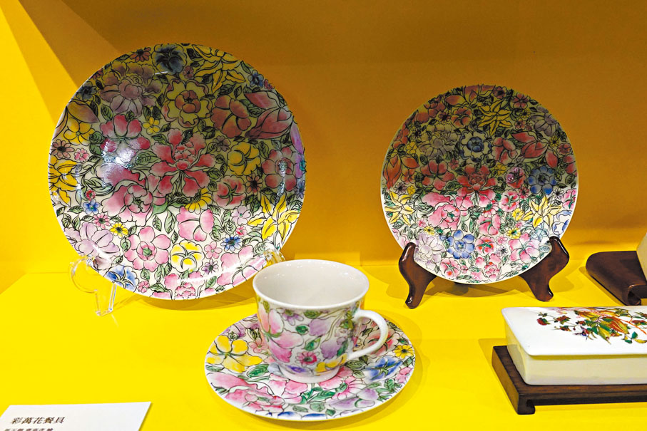 ◆彩萬花餐具 馬玉卿、曹嘉彥 繪 2022年製