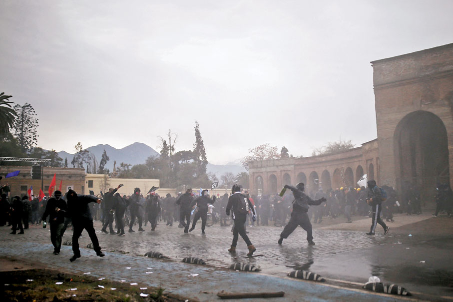 ◆在「智利911」50周年活動前夕，有反對者發動示威，向警方投擲雜物。 路透社