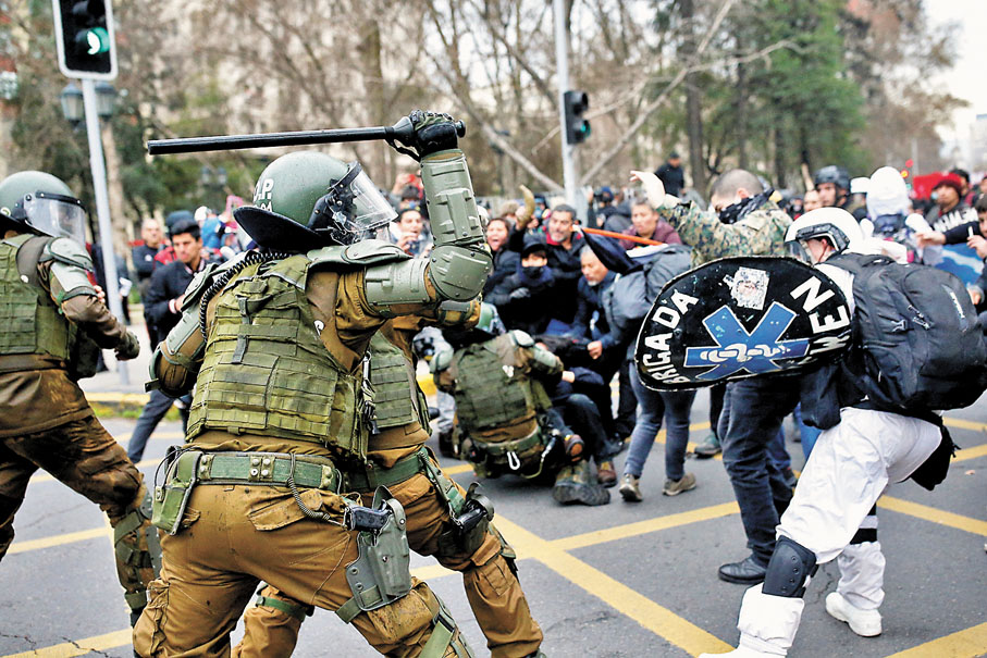 ◆警方試圖驅趕示威者期間爆發衝突。路透社