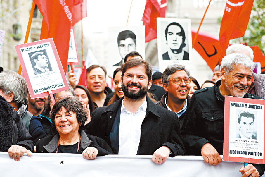 ◆智利總統博里奇（中）參加紀念活動前夕集會。 路透社