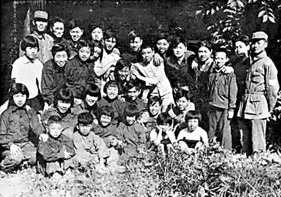◆1938年武漢「孩子劇團」合照：三排左三吳秀聖、左四吳淑聖，後排左六吳新稼。 作者供圖