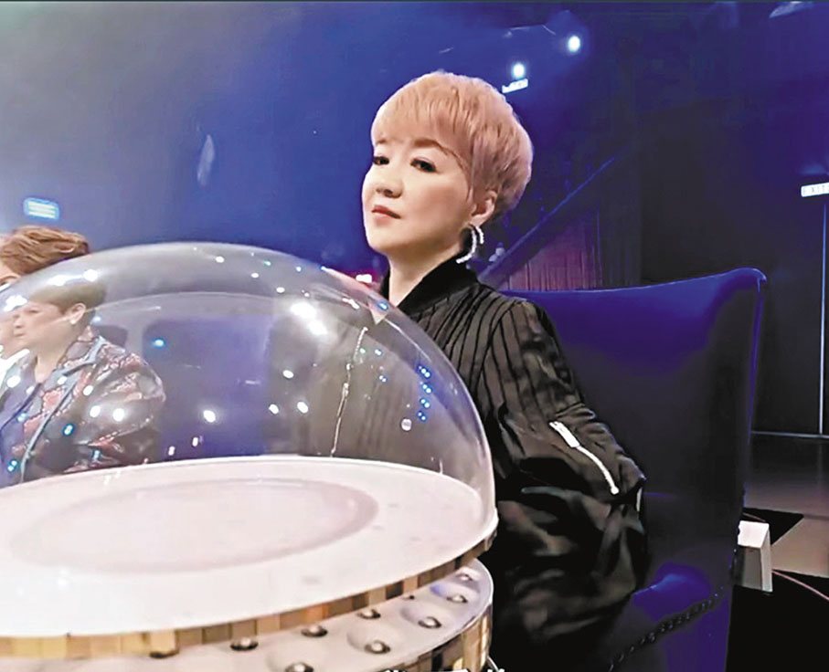 ◆《中年好聲音2》評審陳慧嫻很投入。