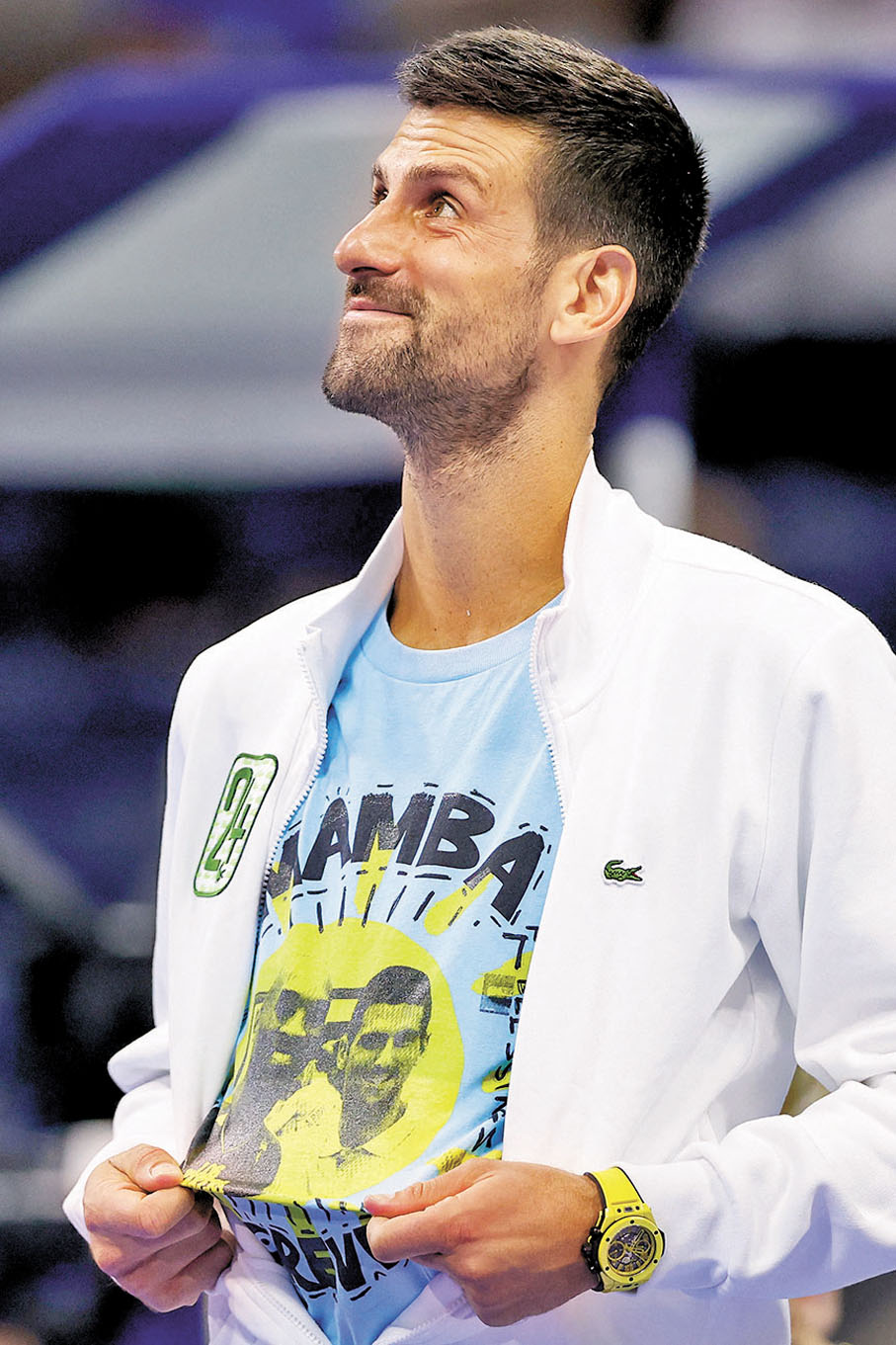 ◆祖高域換上印有高比拜仁頭像的T恤紀念好友。  法新社