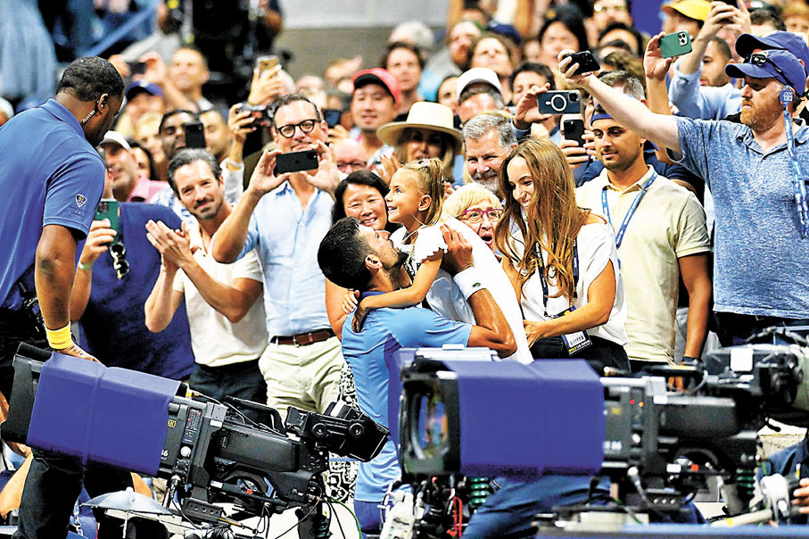 ◆祖高域抱起女兒慶祝。  法新社