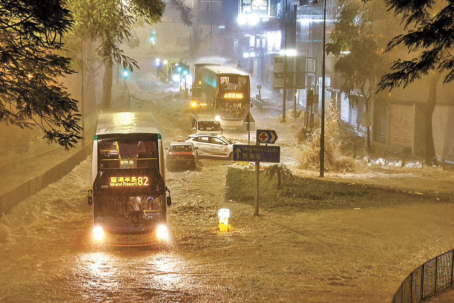 ◆專家指出，世紀暴雨已超出香港原有排洪系統的設計上限，政府應盡早提升本港排洪能力。圖為黑雨當日全港多處嚴重水浸。 資料圖片