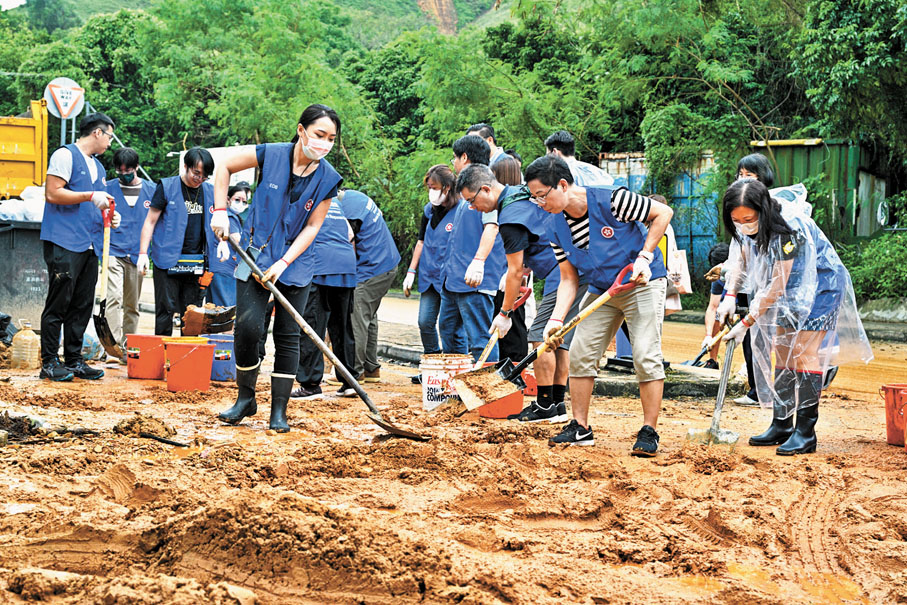 ◆專家對特區政府的迅速應變抗災及善後工作予以肯定。圖為公務員團隊全力清理暴雨造成的泥濘路面。資料圖片