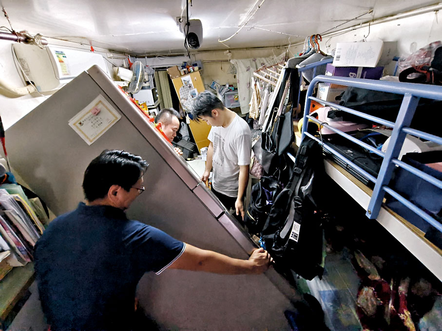 ◆鄧家彪與義工為牛池灣鄉村民搬運傢具。