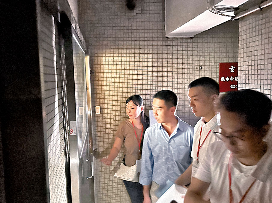 ◆為確保市民得到適時協助，社區幹事向仍然留守大廈的居民送上應急物資。