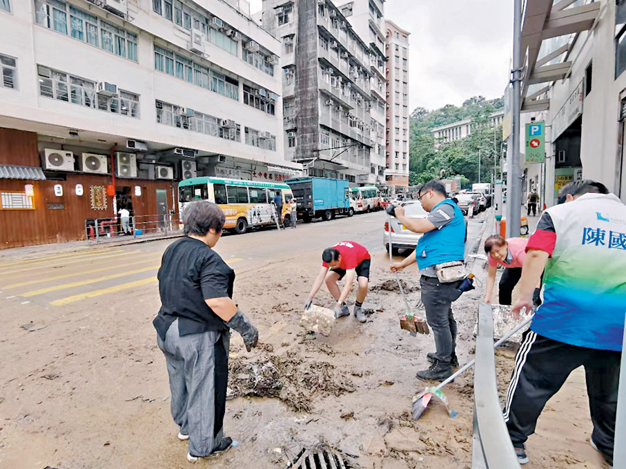 ◆協助清理街道。