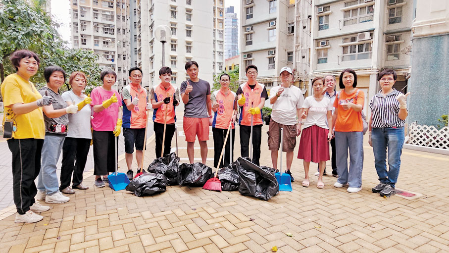 ◆到社區各處清理淤泥、堵塞溝渠口的垃圾和樹葉枯枝。