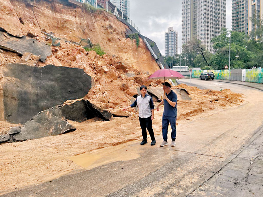 ◆到山泥傾瀉的地方視察。