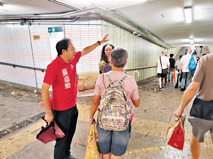 ◆雨災期間，義工在港鐵站內為市民提供指引。