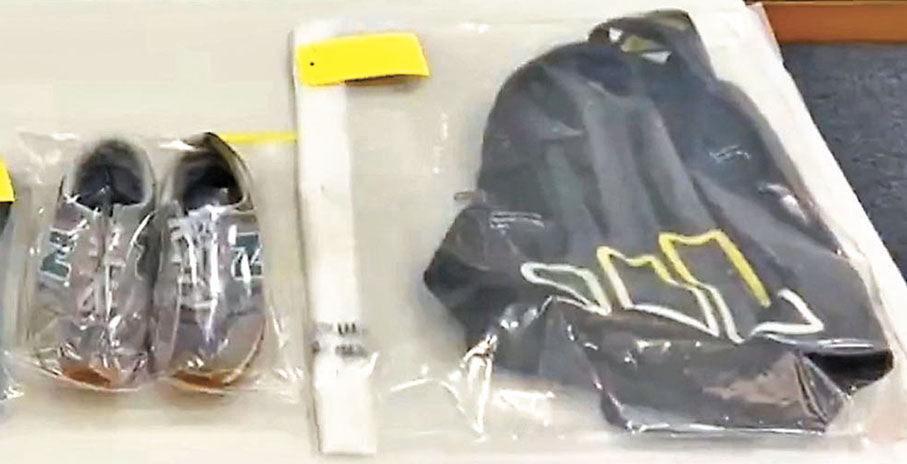 ◆警方在記者會上展示被捕印度漢犯案時穿着的衣物。