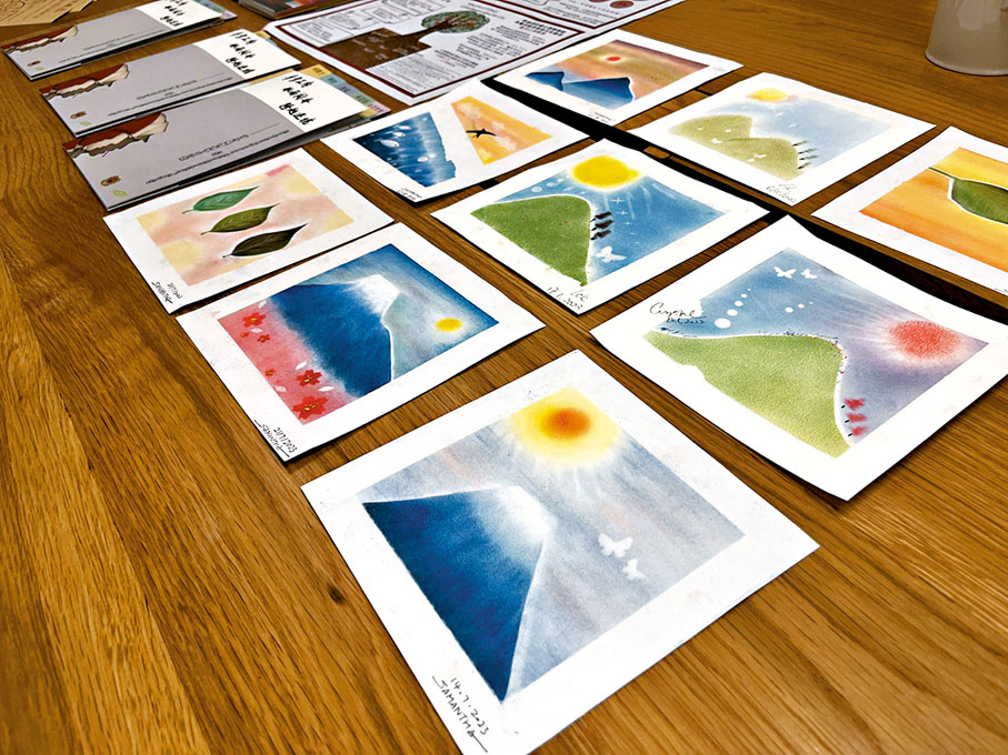 ◆消防處心理服務組臨床心理學家何欣指出，和諧粉彩課程能讓屬員通過畫畫緩解壓力。香港文匯報記者郭倩 攝