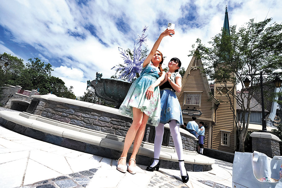 ◆園方指新園區是擴建及發展重要部分，有助吸引各地的旅客來港。圖為參觀者留影。 香港文匯報記者涂穴 攝