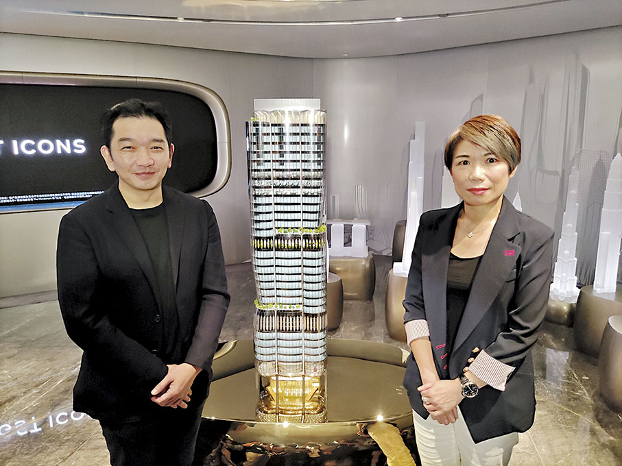 ◆恒基梁碧茜(右)指，The Henderson設計參考香港紫荊花的花蕾，使用逾4,000塊建築玻璃拼砌出來。 香港文匯報記者梁悅琴  攝