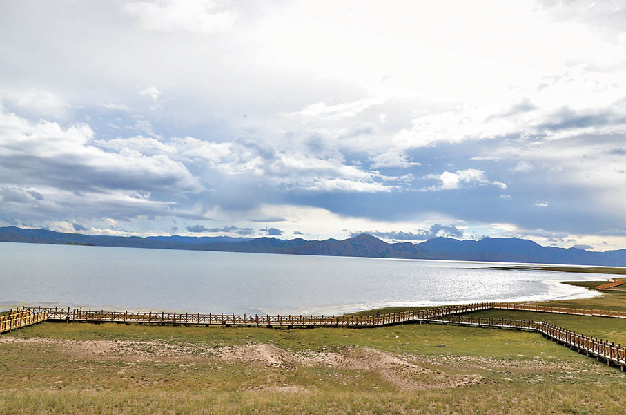 ◆三江源區域內的冬格措納湖，湖水湛藍，風景優美。