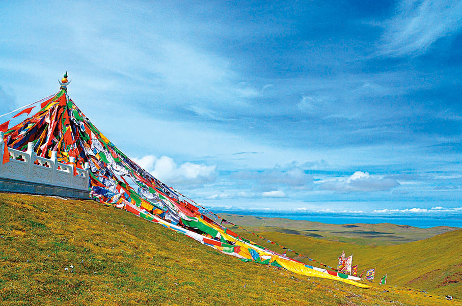 ◆五彩經幡在黃河源頭隨風飄揚。