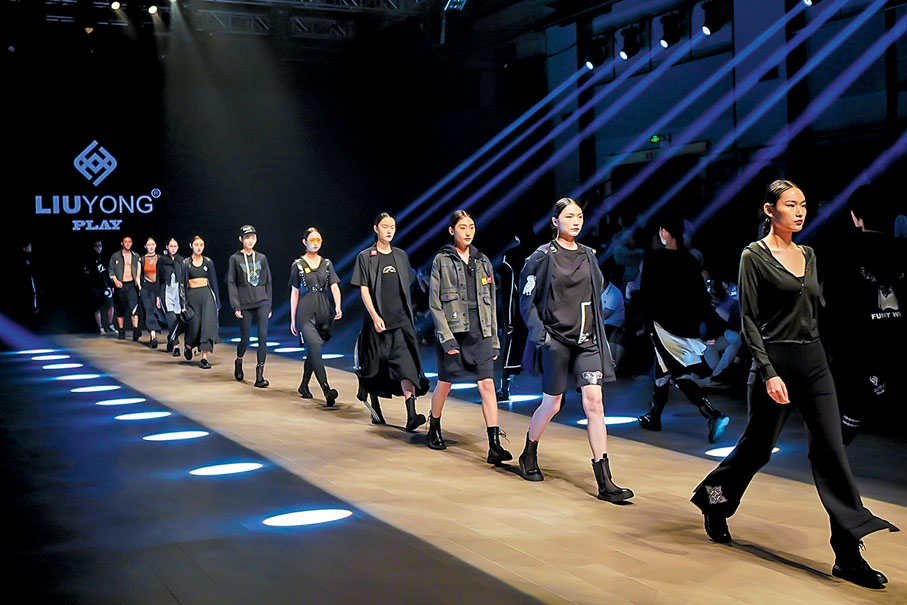 ◆中國時裝設計「金頂獎」得主劉勇帶來PLAY潮流系列設計