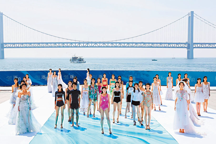 ◆英華旗下品牌以海洋之色為靈感，顛覆傳統泳裝審美認知。