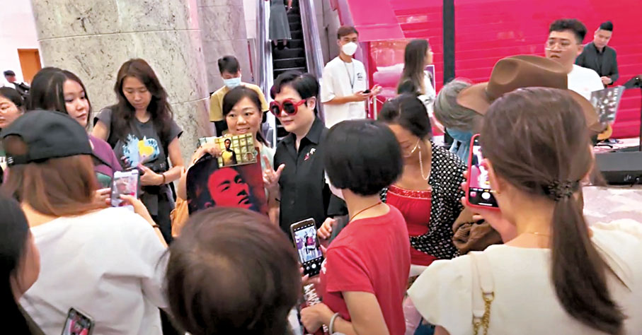 ◆「哥」迷紛紛拉着陳太簽名合影。