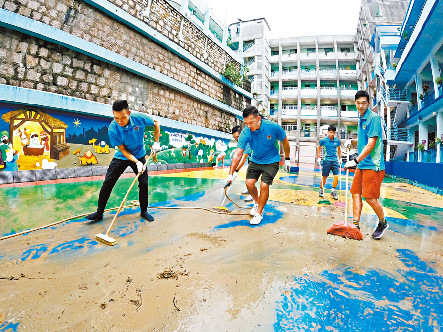 ◆懲教署義工清理坪洲及學校被淤泥堆積的操場。