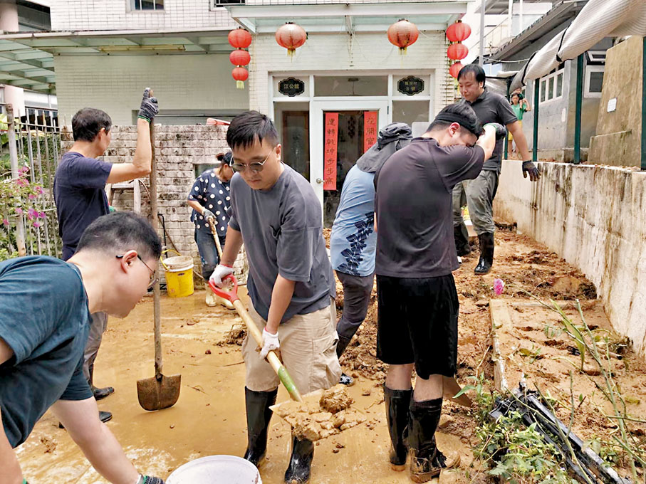 ◆高維基和多名義工在羅湖村與村民一起清理受山泥傾瀉影響的村路及雜物。