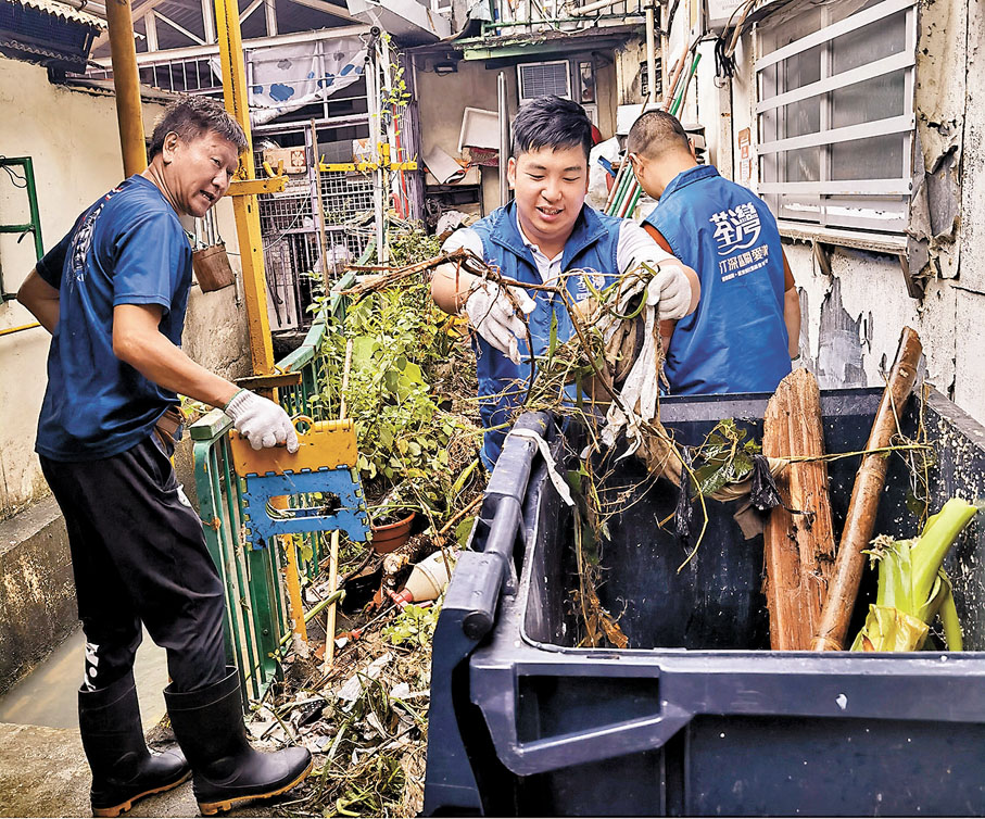 ◆黃啟進和關愛隊夥伴們共同工作。