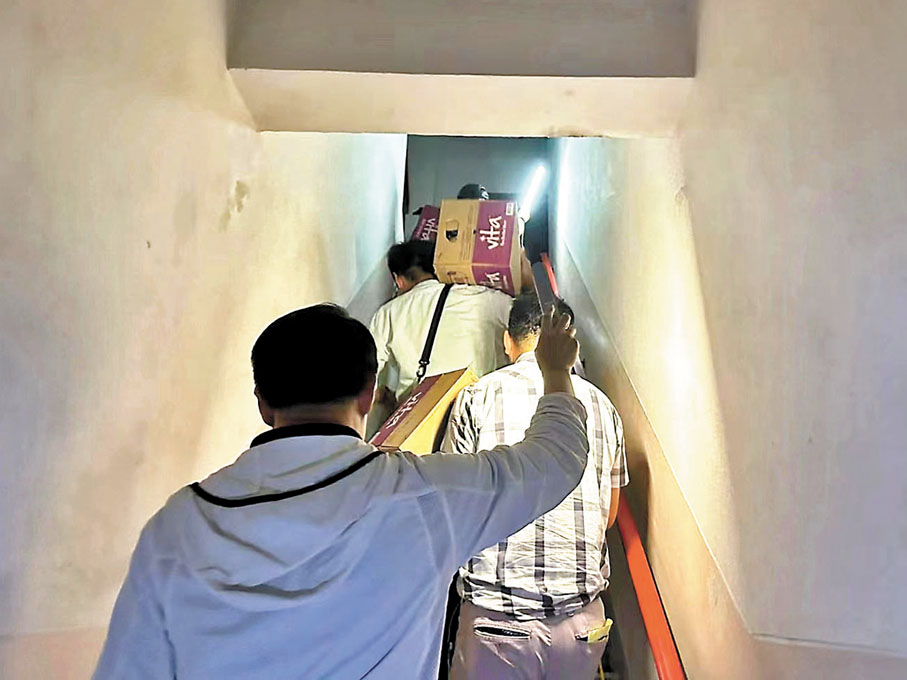 ◆大埔南分區委員會副主席羅曉楓等在停電的新峰花園2期挨家挨戶送物資。