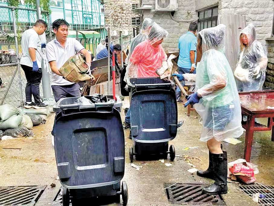 ◆胡綽謙在村裏協助村民清理受水浸的雜物。