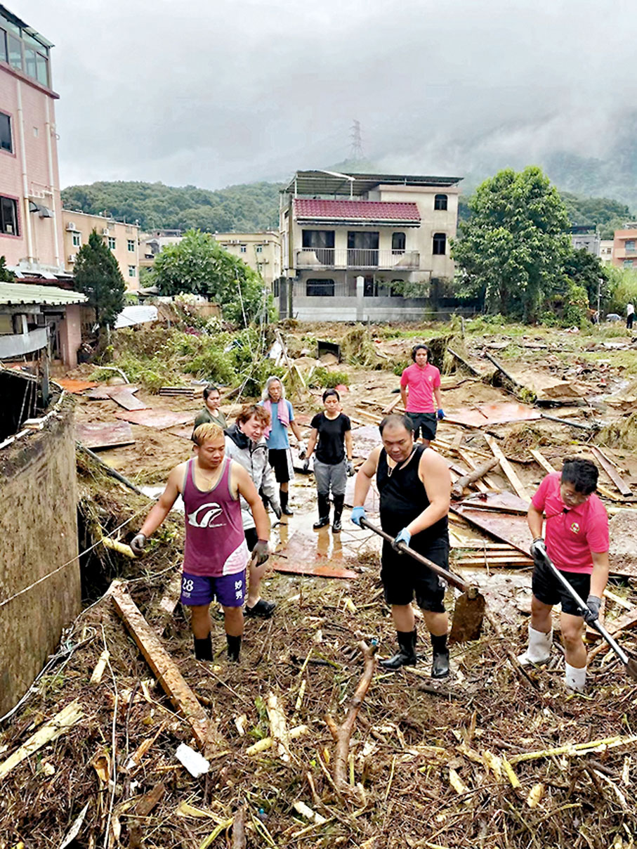 ◆張育文和鄉親們為村民清除垃圾。
