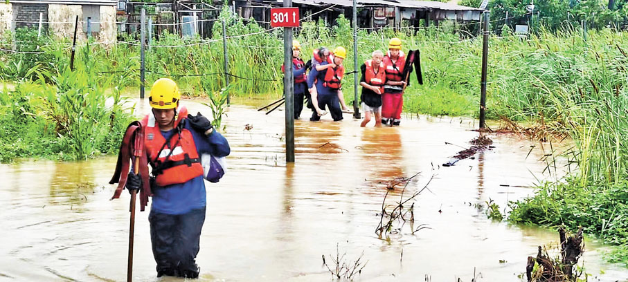 ◆黃紹聰等與消防一起救助村民離開危險地帶。