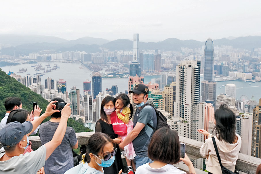 ◆今年8月份有約410萬人次的訪港旅客，按月增加14%，相等於疫情前平均數84%水平。圖為遊客在香港太平山山頂遊玩。 資料圖片