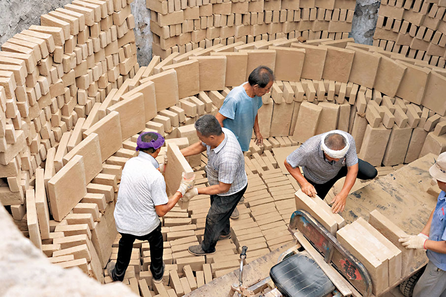 ◆裝窯是燒製臨清貢磚的重要工序之一，工人將磚碼放成金字塔狀，放入窯中。香港文匯報記者胡臥龍  攝