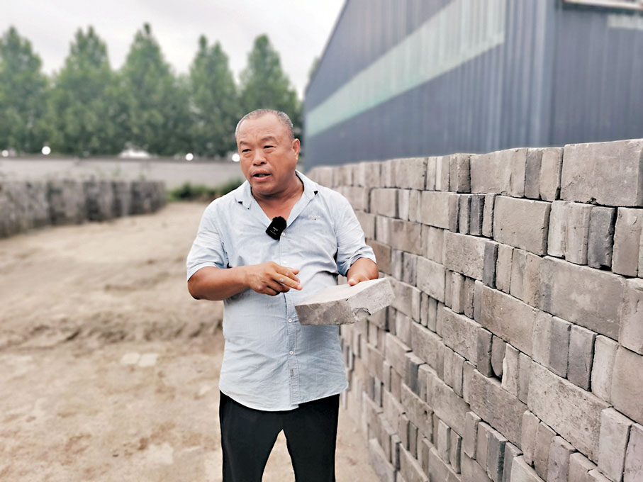 ◆趙慶安介紹臨清貢磚燒製流程。香港文匯報記者殷江宏  攝