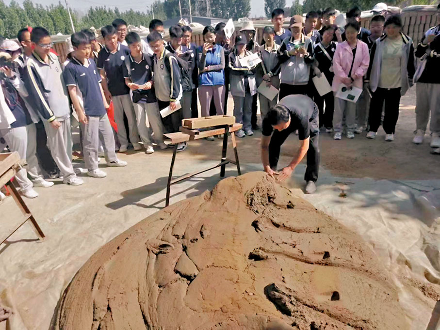 ◆學生們到貢磚基地研學。 受訪者供圖