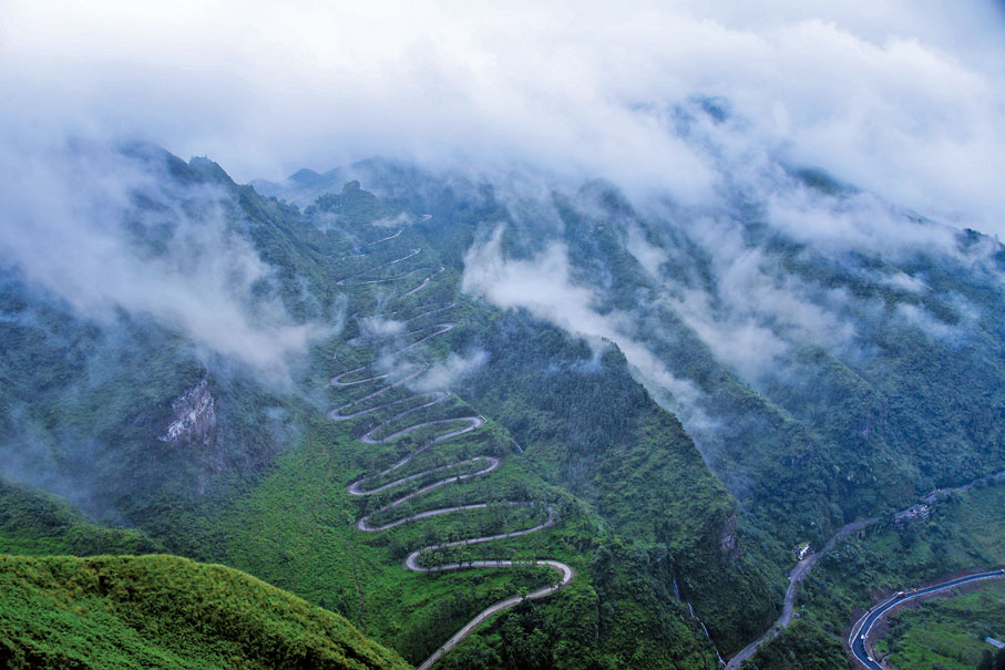 ◆晴隆「二十四道拐」盤山公路。