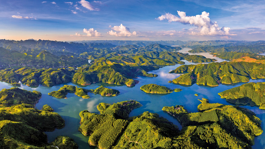 ◆煙波浩淼萬峰湖。
