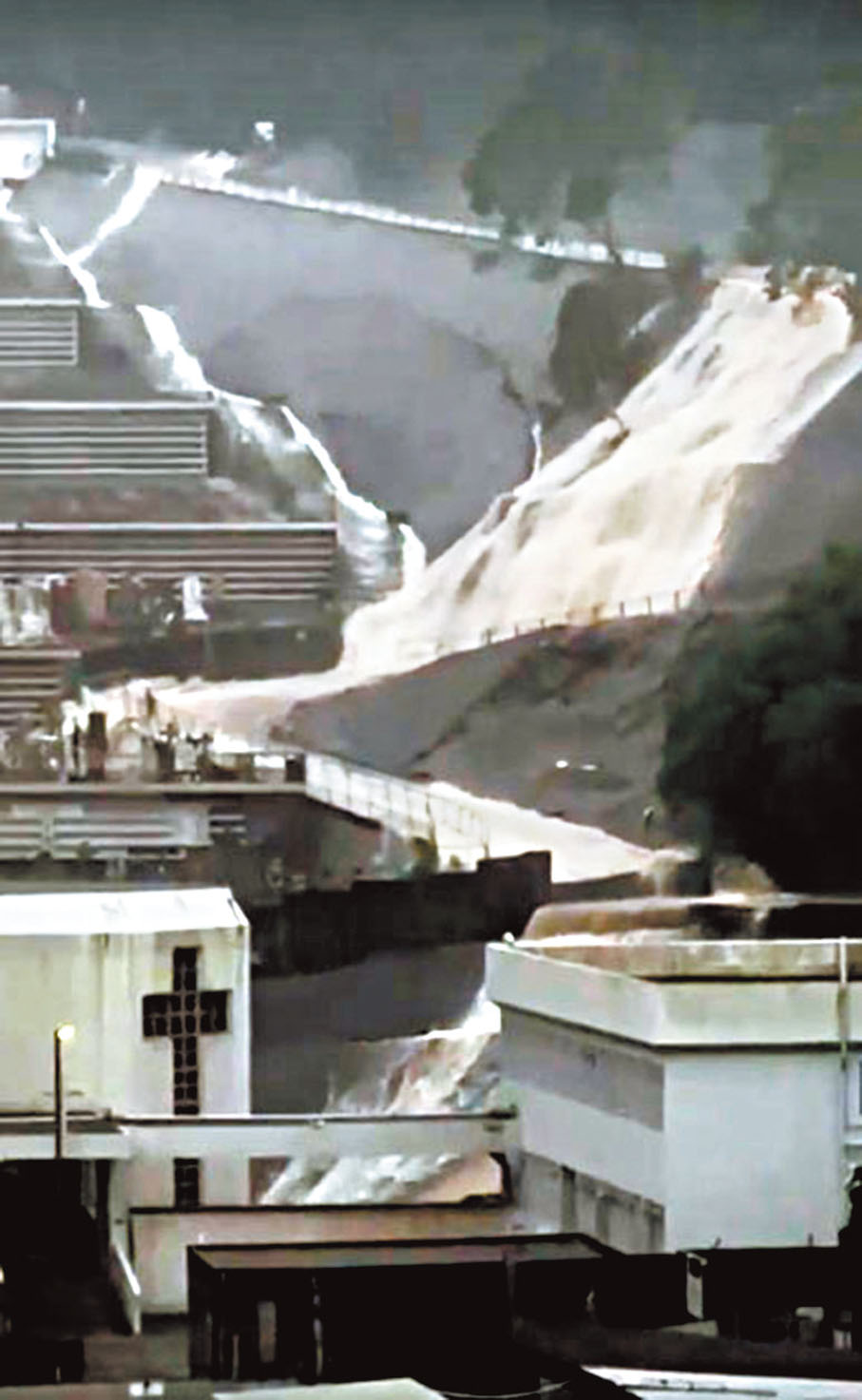 ◆ 柴灣有洪水從山上傾倒。