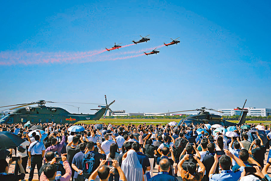 ◆9月14日，陸軍「風雷」飛行表演隊進行空中特技展演。 中新社