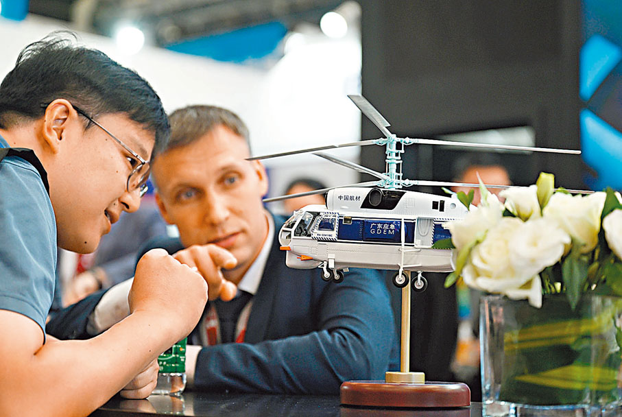 ◆9月14日，參展人員在第六屆中國天津國際直升機博覽會會場交流。新華社