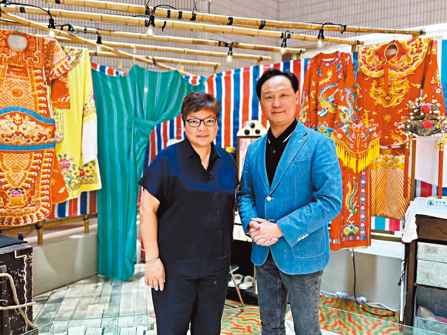 ◆新群英劇藝社經辦人林群翎（左）與著名粵劇演員龍貫天。 康文署提供