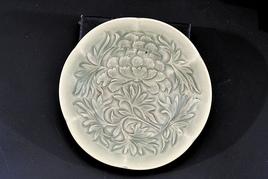 ◆青釉刻花折枝牡丹紋六曲花口盤