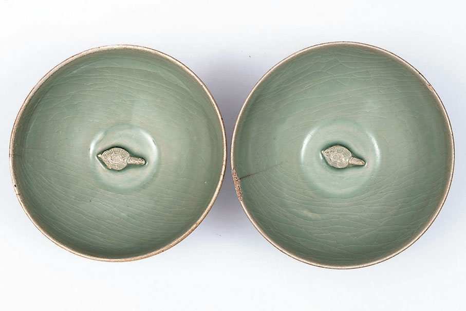 ◆青釉貼花龜紋碗